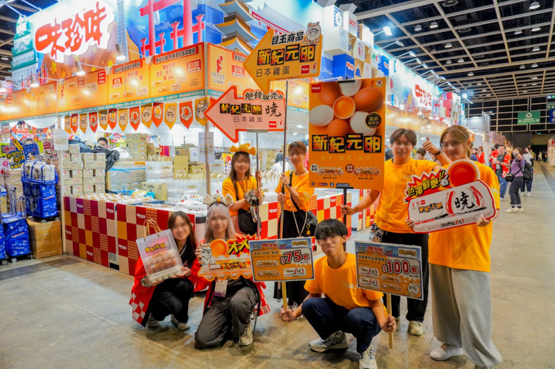 新紀元卵の看板を持って宣伝